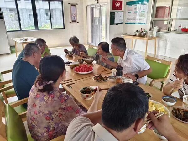 临高县民政局局长麦朝政在社会养老院陪餐。 黄伟摄 临高县民政局局长麦朝政在社会养老院陪餐。 黄伟摄