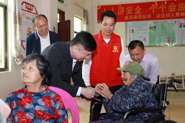 2025年10月29日,临高县政府办党支部联合县民政局党支部在波莲镇敬老院开展“九九重阳孝亲敬老”主题党日活动,临高县县长王挺陪伴老人谈心。 王小亮摄 2025年10月29日,临高县政府办党支部联合县民政局党支部在波莲镇敬老院开展“九九重阳孝亲敬老”主题党日活动,临高县县长王挺陪伴老人谈心。 王小亮摄