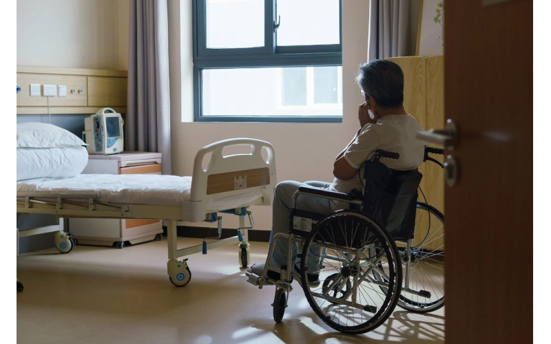 异地就医、专业护理、陪护假......独生子女的养老焦虑，谁来兜底？