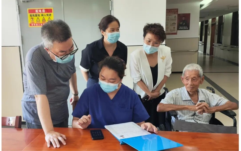 省民政厅开展&ldquo;我陪群众走流程&rdquo;活动优化老年人福利补贴申领服务